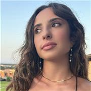 Cresciuta in ambiente bilingue, offro lezioni di inglese e supporto compiti per ragazzi, sia online che in presenza a Roma